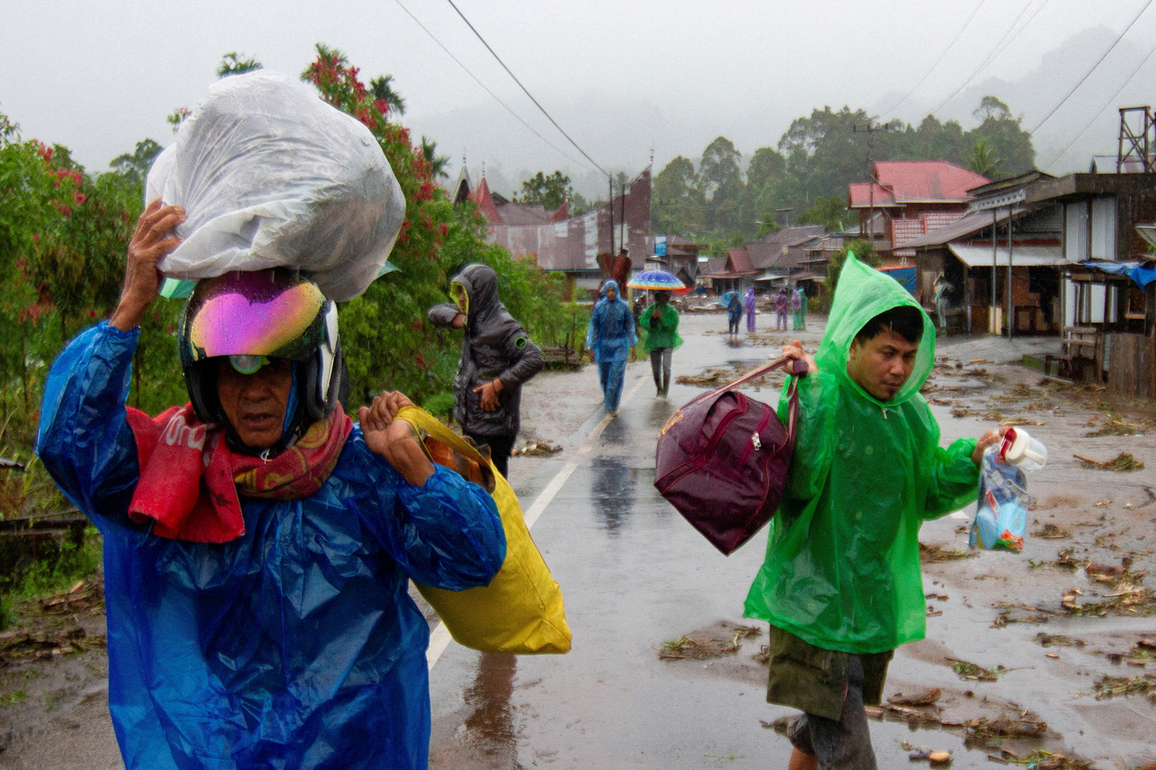 Indonesia landslides, deluge kill 34; rescue hampered