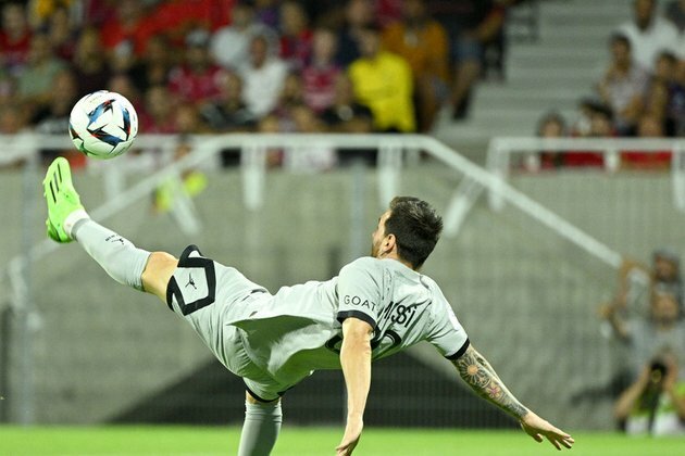 Messi amazes with career first in PSG masterclass