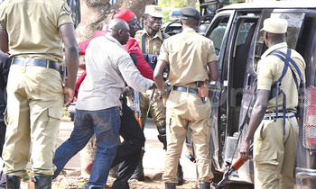 Poliisi ng’etwala omubaka Odonga Otto owa Aruu. Poliisi ng’etwala omubaka Odonga Otto owa Aruu.