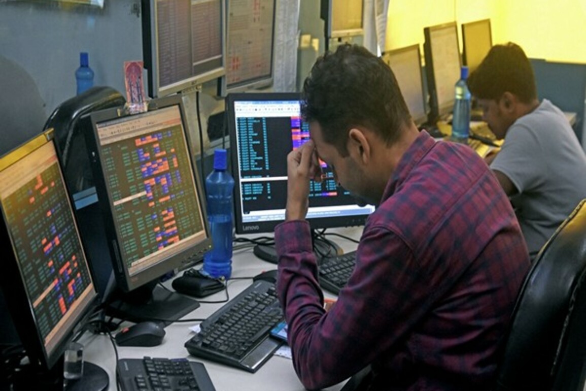 Stock market ends in red, second week in a row; Sensex falls 424 points, nifty down 149 points