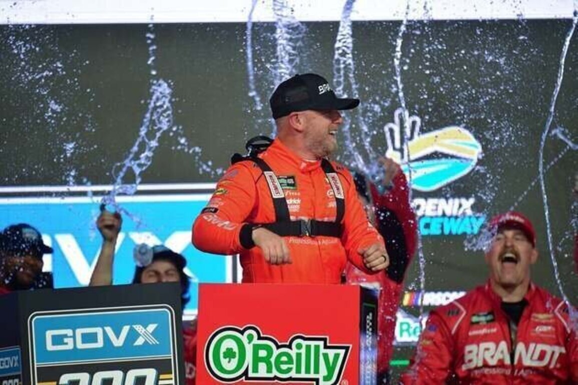 Late charge nets Justin Allgaier fourth victory at Darlington