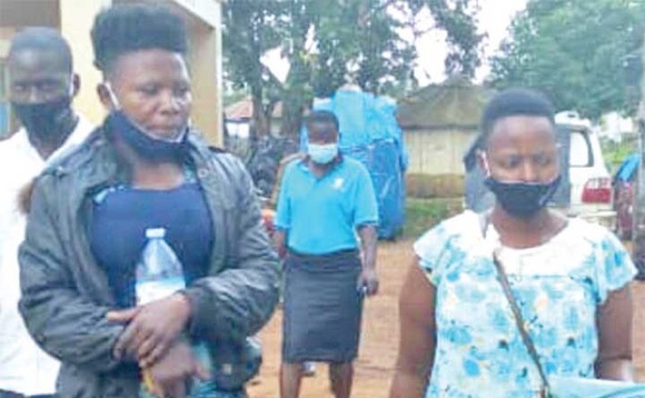 Anite (ku ddyo) ng’atwalibwa mu mmotoka ya poliisi eyamututte e Mukono. Mu katono ye Nakiguli eyattiddwa. Anite (ku ddyo) ng’atwalibwa mu mmotoka ya poliisi eyamututte e Mukono. Mu katono ye Nakiguli eyattiddwa.