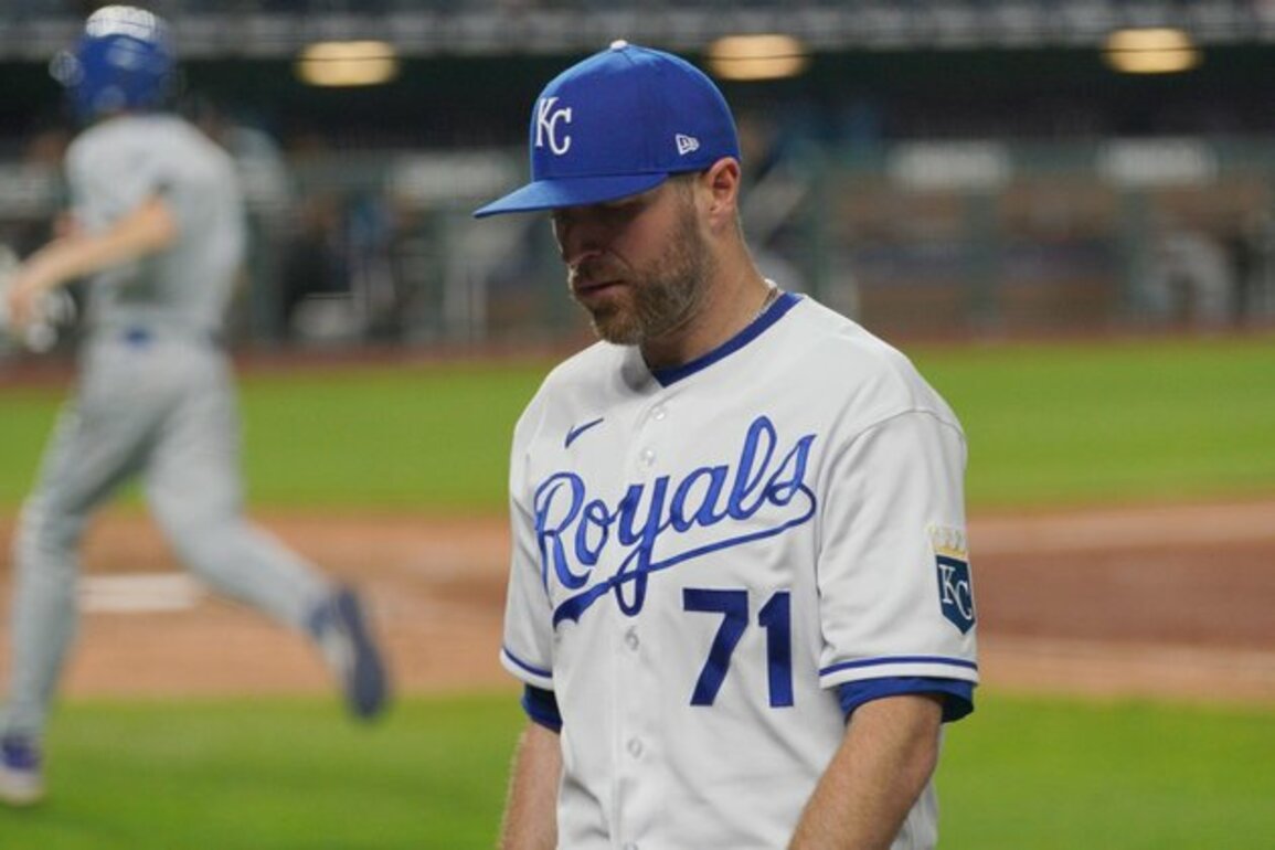 IL move ends season for Royals RHP Wade Davis