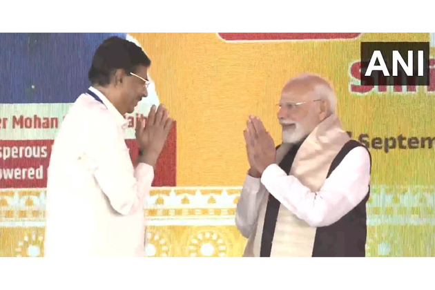 Odisha: Governor Hari Babu Kambhampati and CM Manjhi felicitate PM Modi