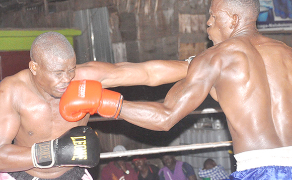 Kalifan Miti (ku ddyo) ng’ayolekezza Yasin Kakungulu eng’uumi Kalifan Miti (ku ddyo) ng’ayolekezza Yasin Kakungulu eng’uumi