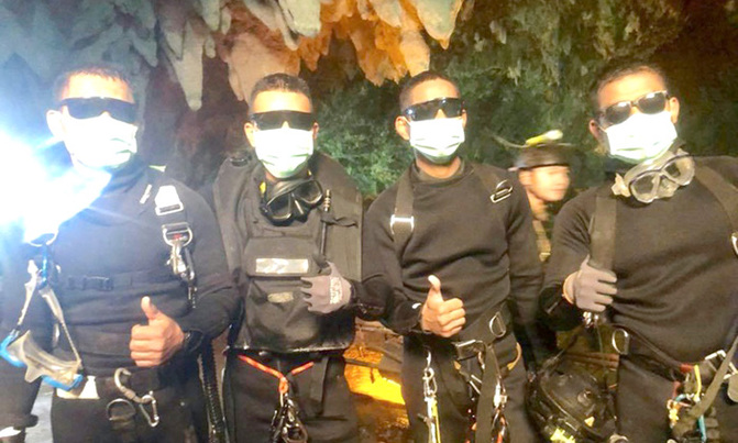 Thai boys passed "sleeping" through cave in rescue Thai boys passed "sleeping" through cave in rescue