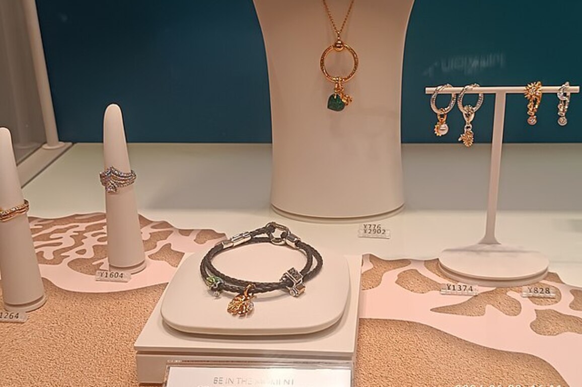 Gold rally drives Italian makers toward lighter jewelry