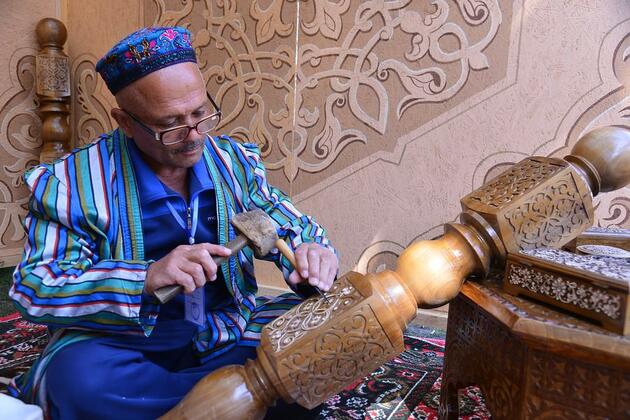 Feature: Uzbek artisan bridges Uzbekistan, China through wood carving