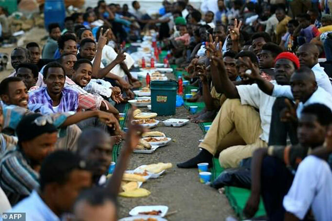  udanese protesters break their fast outside the army headquarters in hartoum on uesday