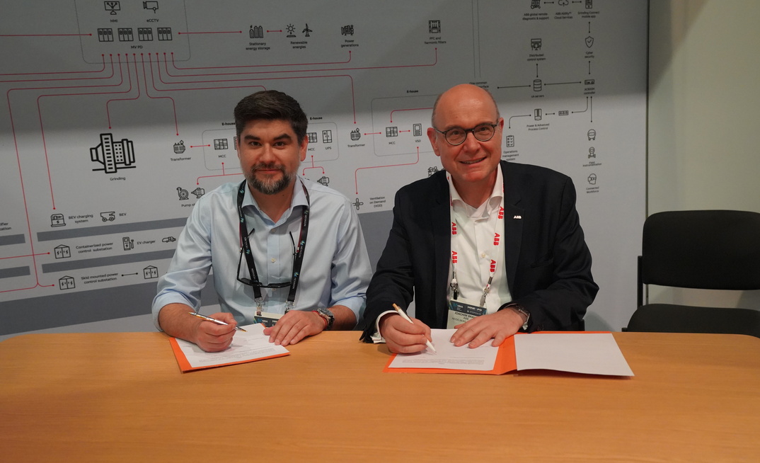 Nicolás Rivera of Codelco and Joachim Braun of ABB signed a letter of intent while at MINExpo 2024 to explore a long-term strategic collaboration of decarbonisation. Image: ABB