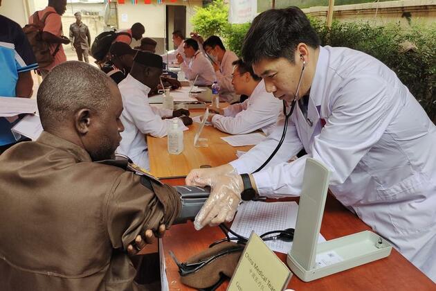 (Hello Africa) Chinese medical team brings health and warmth to Gambians