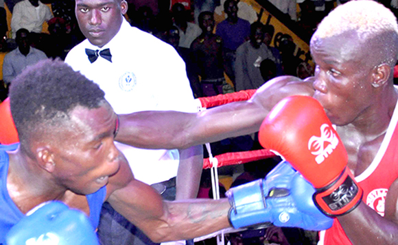 Joshua Tukamuheebwa ku kkono ng'attunka ne Yasin Adinan mu z'okusunsula Joshua Tukamuheebwa ku kkono ng'attunka ne Yasin Adinan mu z'okusunsula