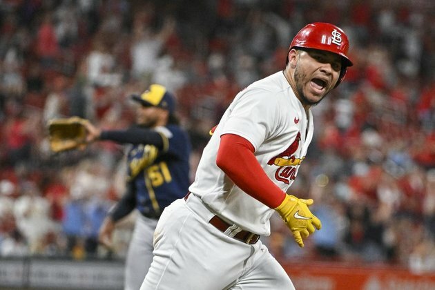 Adam Wainwright earns 200th career win as Cardinals blank Brewers