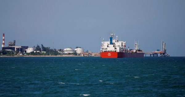 US pursues sanctioned oil tanker near Venezuela after vessel refuses to stop