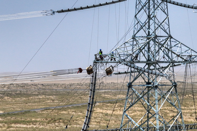 PhotoFlash | China completes "power expressway loop" around southern Xinjiang desert