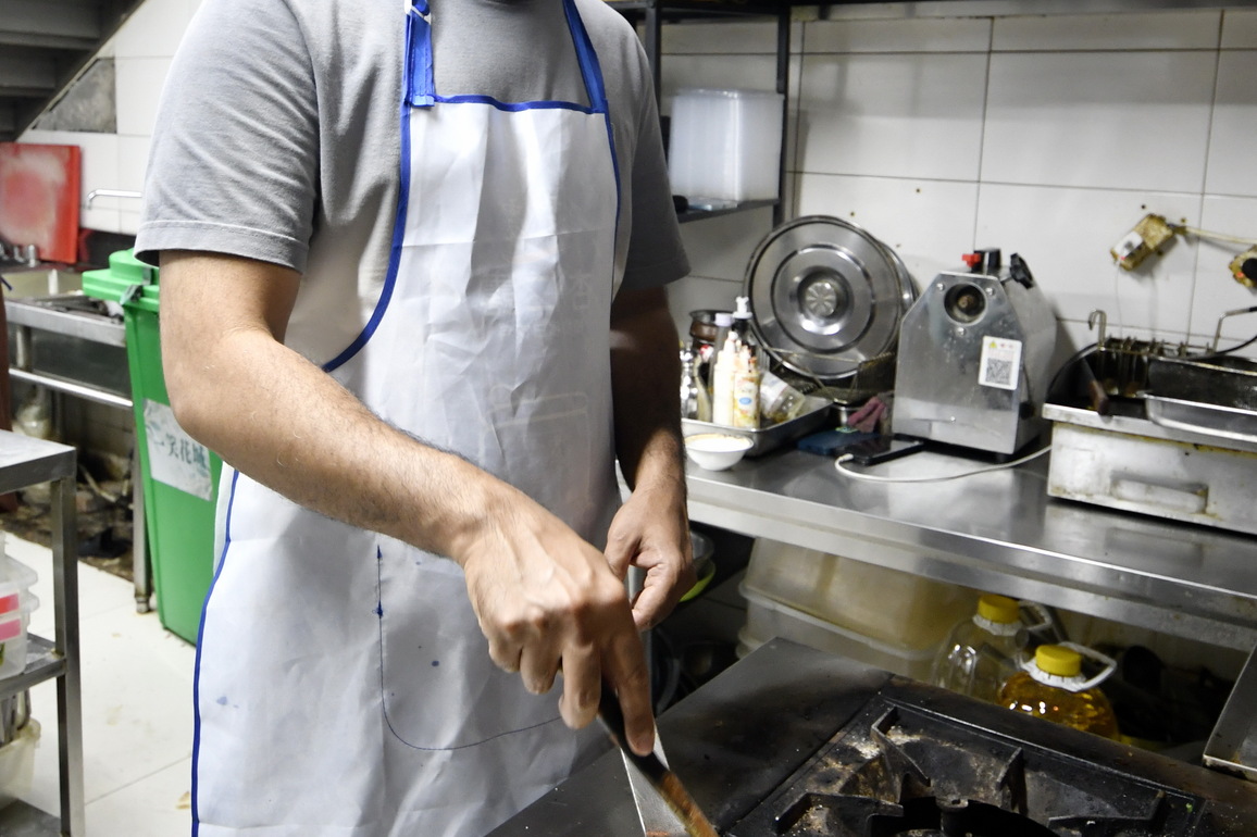 "Laowai" in China | Pakistani chef introduces Chinese friends to tastes of his hometown