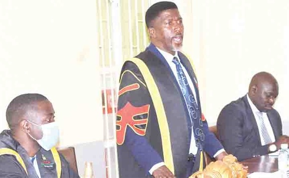 Mmeeya Balimwezo ng’ayogera eri bakkansala mu lukiiko lwa kkanso. Ku kkono ye Sipiika Moses Mubiru ne Town Clerk, Denis Omodi. Mmeeya Balimwezo ng’ayogera eri bakkansala mu lukiiko lwa kkanso. Ku kkono ye Sipiika Moses Mubiru ne Town Clerk, Denis Omodi.