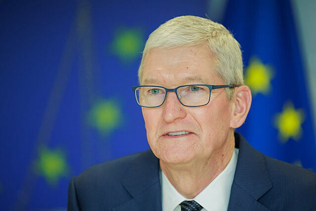 Shares rise as Apple projects revenue above estimates