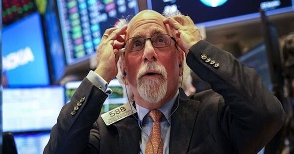 U.S. stocks plummet, Nasdaq drops 0.9 percent as techs sell off