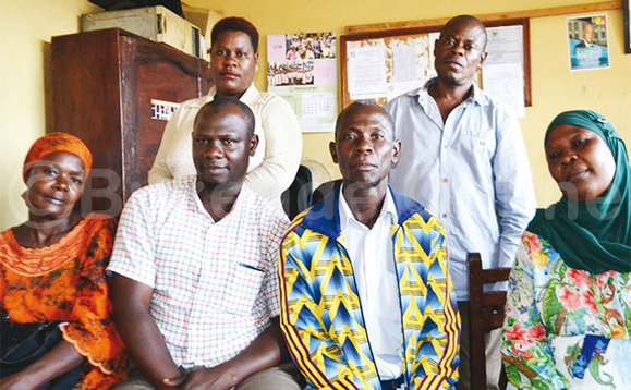 Abooluganda abalumirizza Ssekate okutwala ettaka lyabwe. Abooluganda abalumirizza Ssekate okutwala ettaka lyabwe.