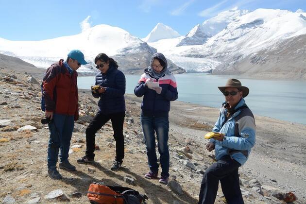 A woman who interprets clouds in protecting "roof of world"