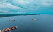 Comboio reúne 15 barcaças de minério de ferro