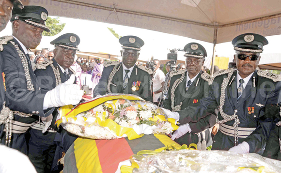 Abanene mu poliisi nga baziika AIGP Andrew Felix Kaweesi e Lwengo. Abanene mu poliisi nga baziika AIGP Andrew Felix Kaweesi e Lwengo.