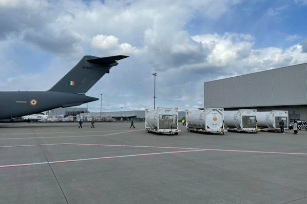 Air Force's C-17 airlifts cryogenic oxygen containers