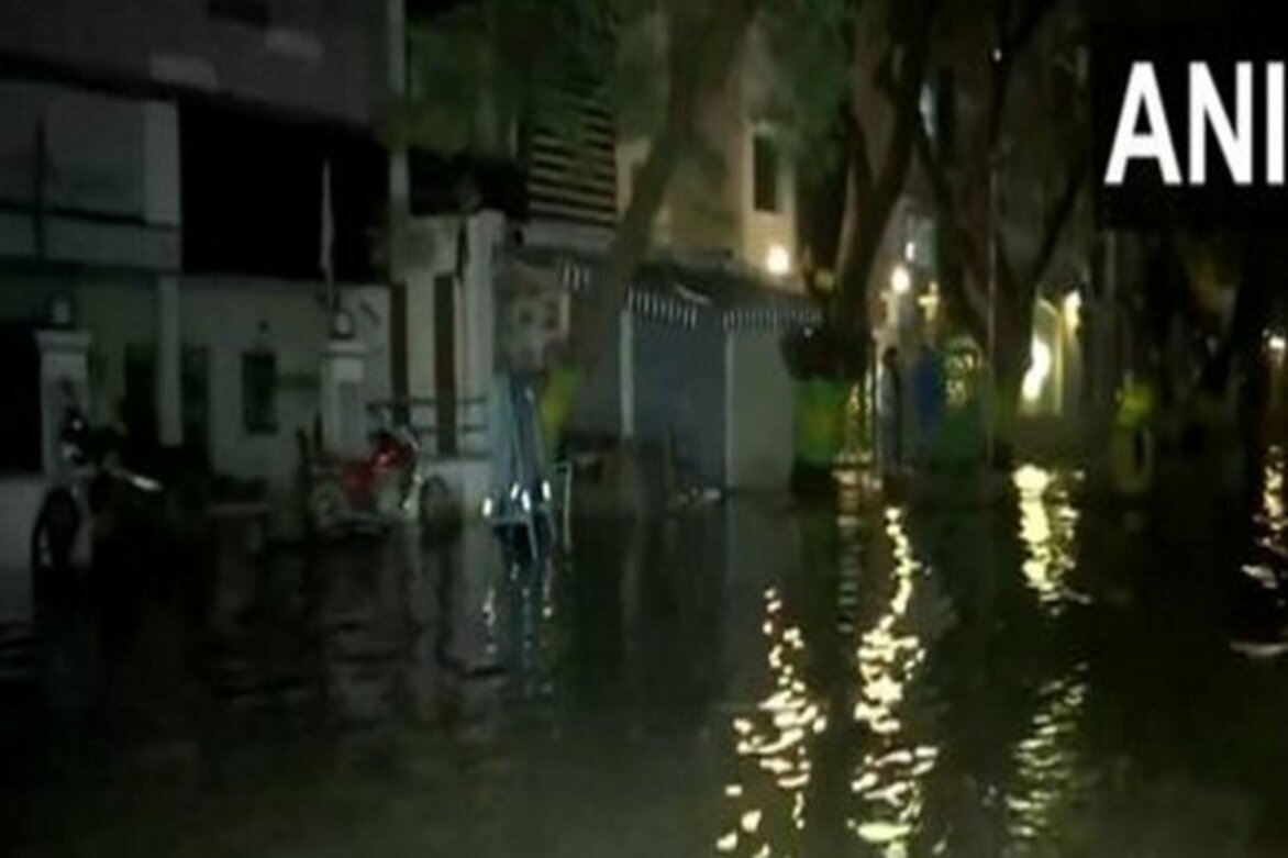 "9,000 officials from other districts deployed for relief work in Chennai": TN chief secretary