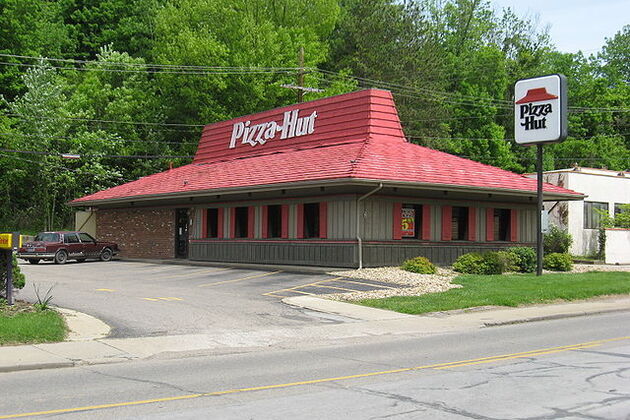 Yum targets weak Pizza Hut stores, eyes strategic options