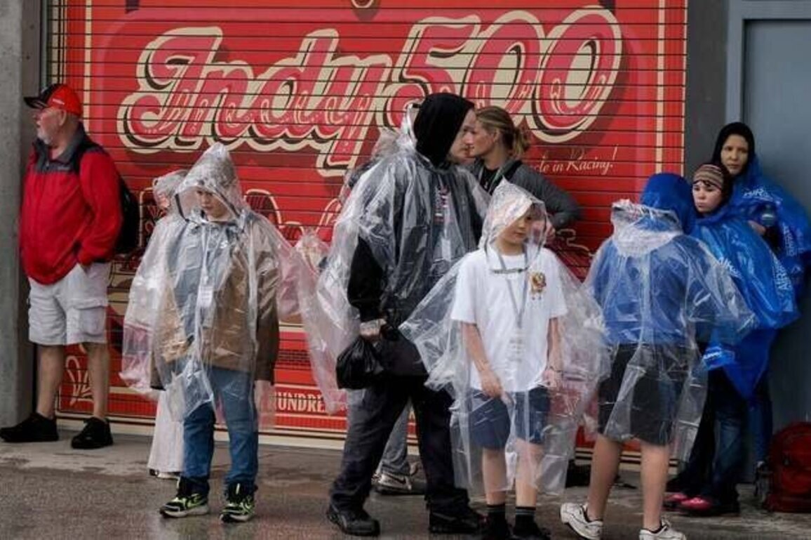 Rain wipes out Indy 500 practice, threatens qualifying