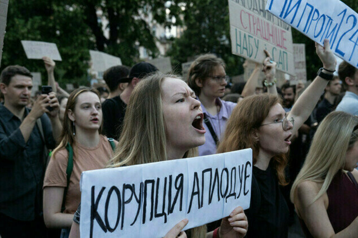 Protesters chant Zelensky is the devil in Kiev 