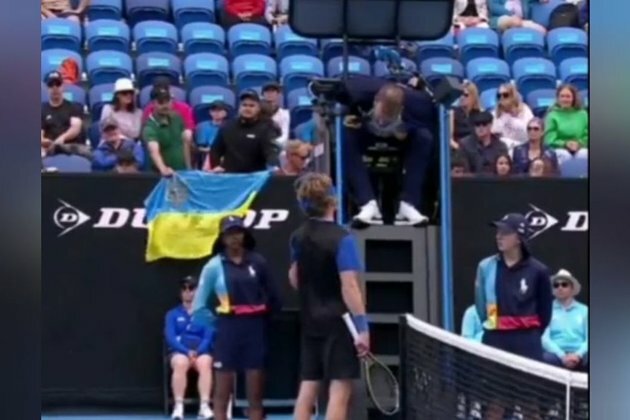 Ukraine supporters taunt Russian tennis star
