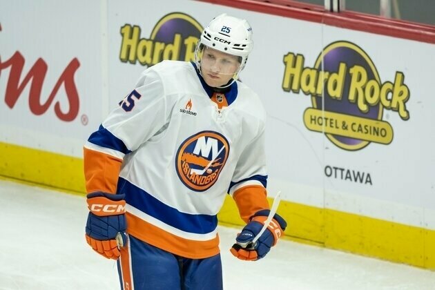 Islanders waive D Dennis Cholowski to open roster spot