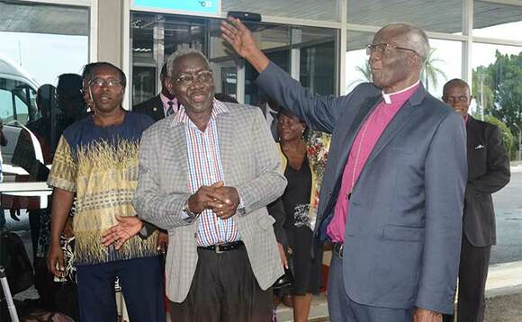 Ssabalabirizi Nkoyoyo ng'awuubira ku bantu ku kisaawe Entebbe Ssabalabirizi Nkoyoyo ng'awuubira ku bantu ku kisaawe Entebbe