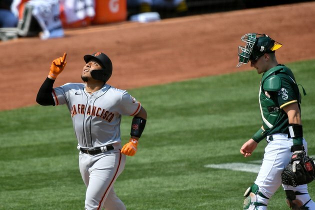 Giants break out in a big way, finally, against A's