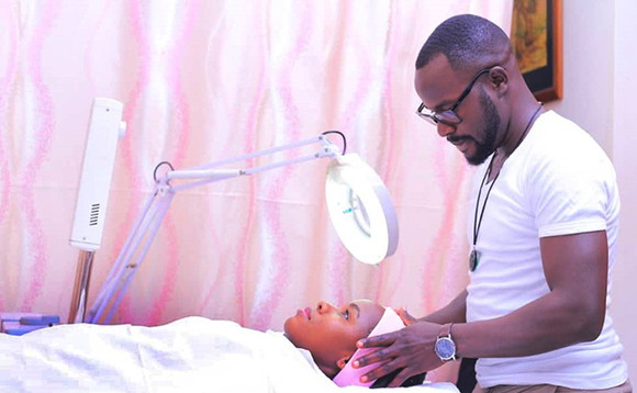 Omukulu ng'akola masaagi ku feesi y'omukyala Omukulu ng'akola masaagi ku feesi y'omukyala
