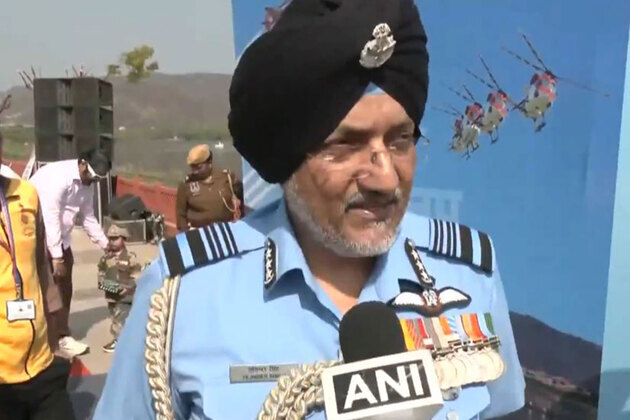 IAF's Suryakiran, Sarang teams perform spectacular aerobatic show at Jaipur's Jal Mahal