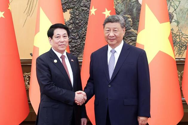 Xi's Album | Xi meets Vietnamese president