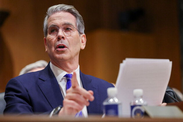 US Treasury Secretary says Iran oil industry "creaking" under blockade; projects USD 170 million daily loss