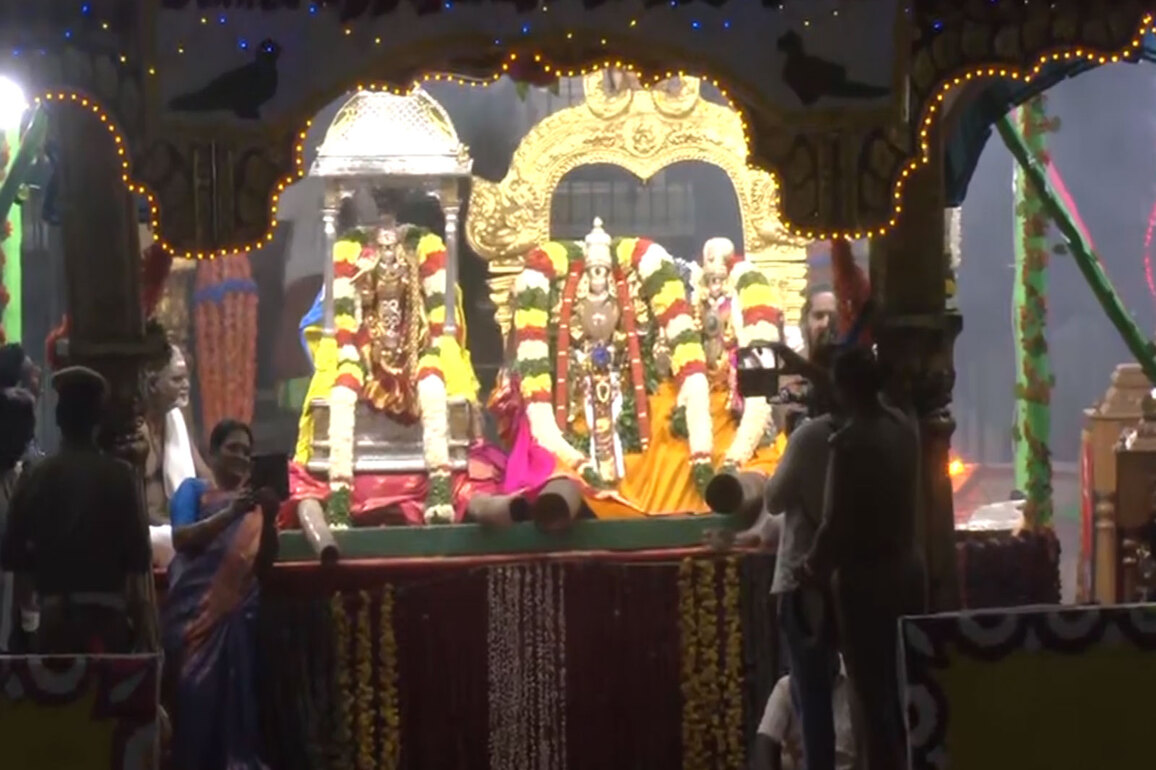 Tamil Nadu: Thousands witness Meenakshi-Sundareswarar Float Festival at Mariamman Teppakulam
