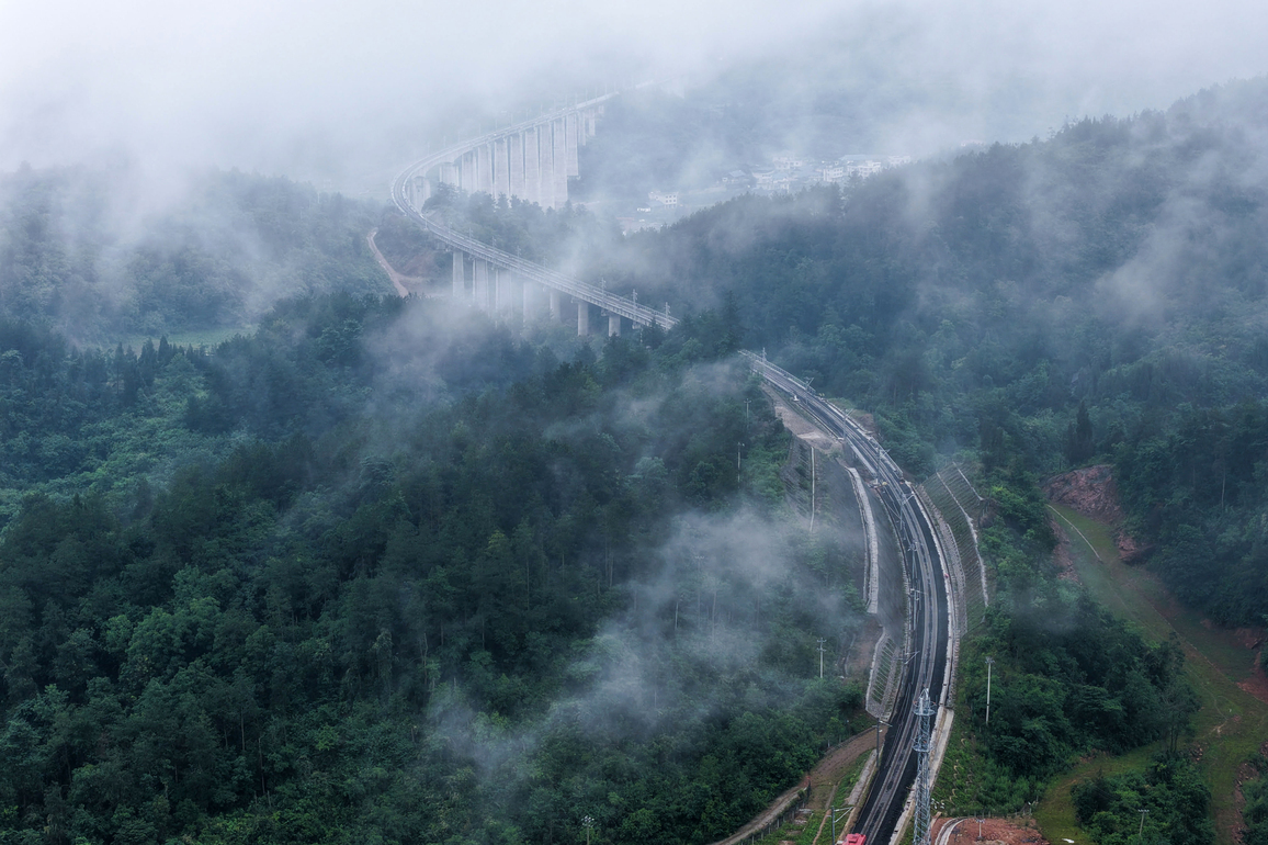 CHINA-GUIZHOU-WENGMA RAILWAY-EXTENSION-TRACK LAYING-COMPLETION (CN)