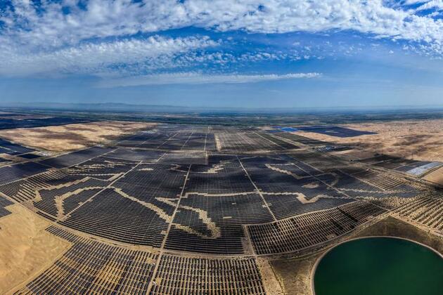 EcoChina|Photovoltaic projects transform sandy terrain into "blue seas" in north China's deserts