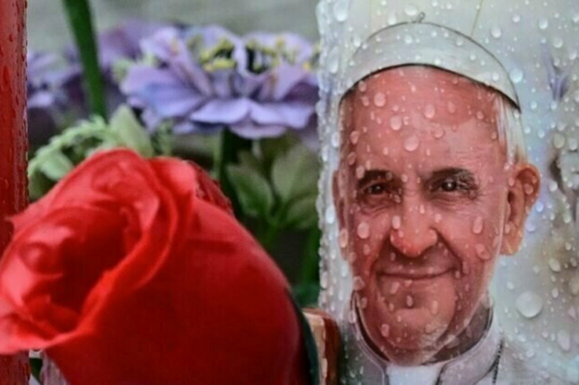 Popes condition shows slight improvement, Vatican says