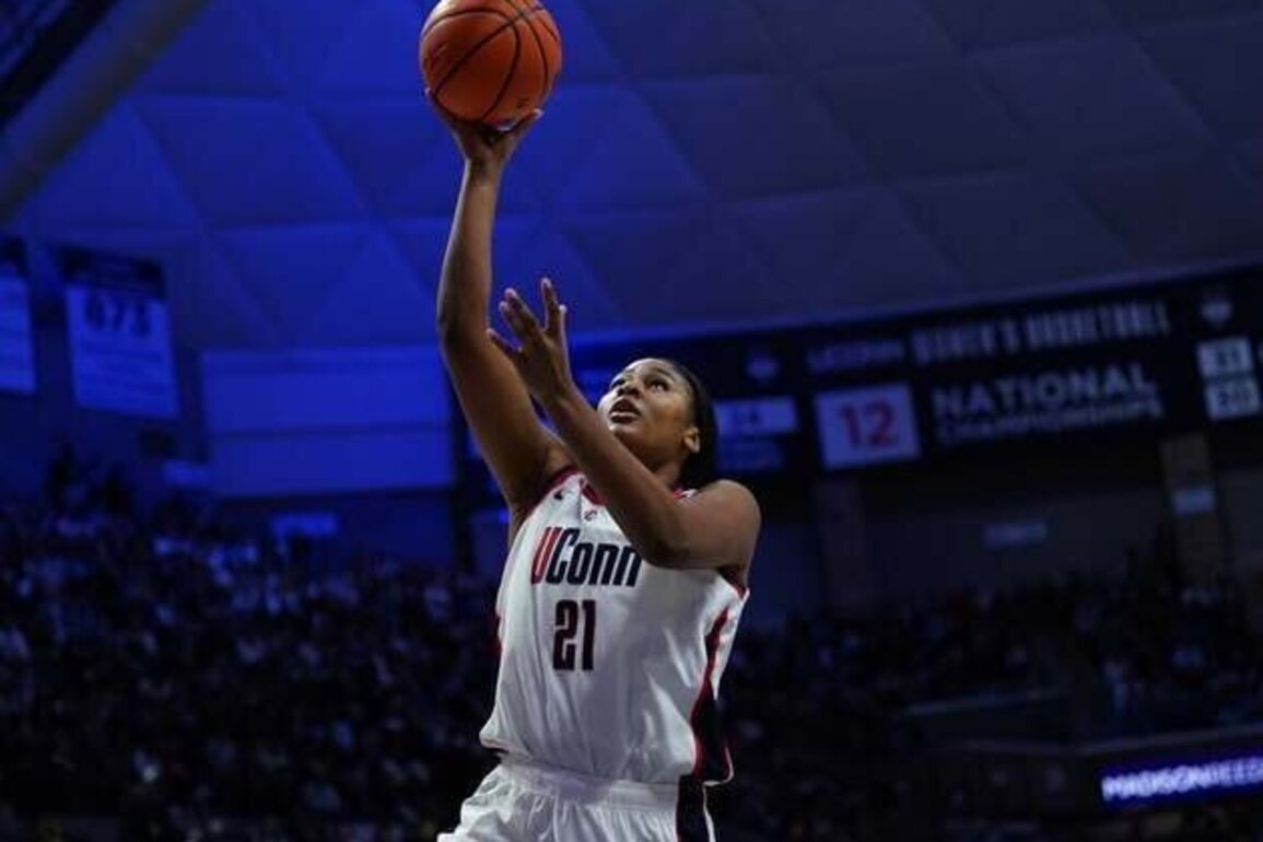 Women's Top 25 roundup: UConn routs Big East foe Marquette to remain unbeaten