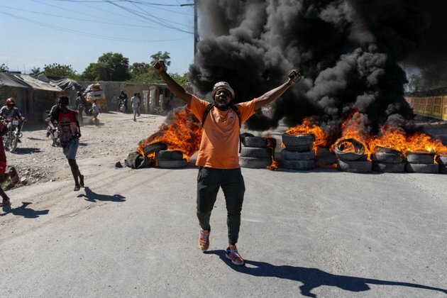 Panic Grips Haiti as Police Attack PM&#039;s Residence, Storm Airport