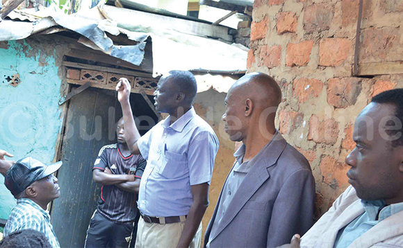 Abatuuze nga bakuhhaanidde mu maka ga Dan Kyazze mwe baabookedde e Kitintale. Abatuuze nga bakuhhaanidde mu maka ga Dan Kyazze mwe baabookedde e Kitintale.