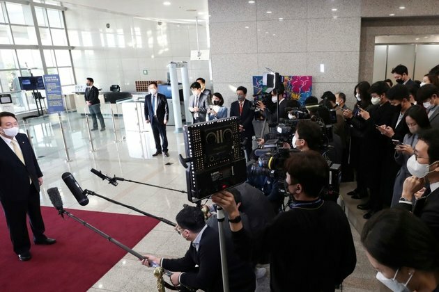 S. Korea&#039;s Leader Suspends Q&A With Reporters Amid Media Row