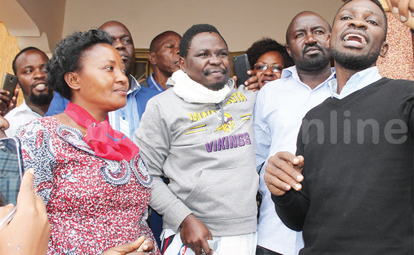 Winnie Kiiza, Zaake, Nsamba ne Bombi Wine nga bali mu maka ga Zaake. Winnie Kiiza, Zaake, Nsamba ne Bombi Wine nga bali mu maka ga Zaake.