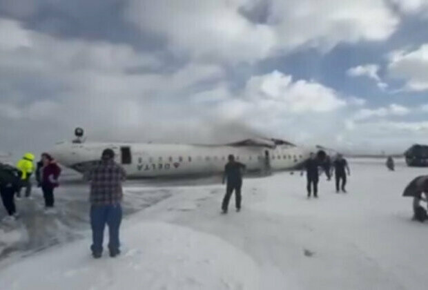 Plane flips on landing at Toronto airport (VIDEOS)